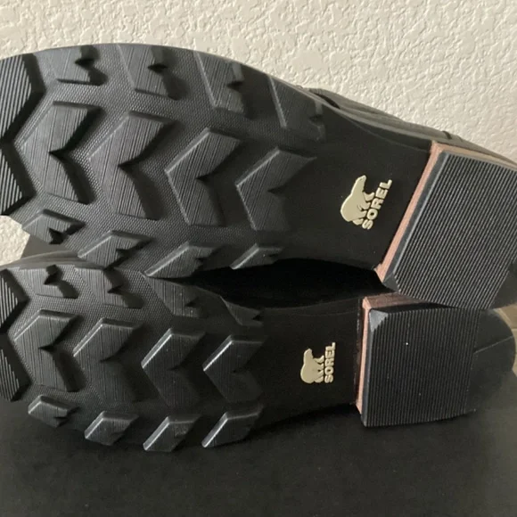 SOREL Emelie Genuine Shearling Short Lace-Up Boot (Women), size 8 - Picture 6 of 9